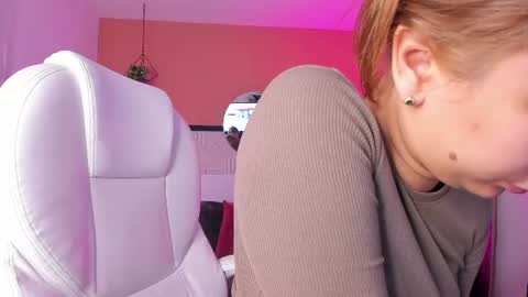 Snapshot of vikypetiteee chatting on 7, 7, 2026 Victoria online show from 7, 7, 2026