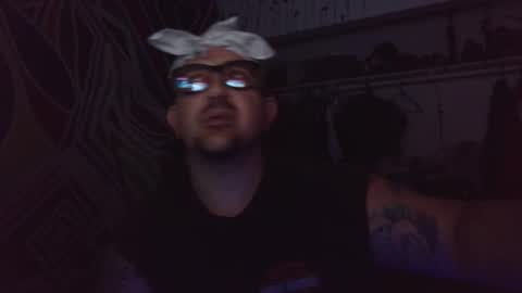 Snapshot of vineatspussnluvsit chatting on 17, 10, 2025 onlyhaveeyes4u online show from 17, 10, 2025