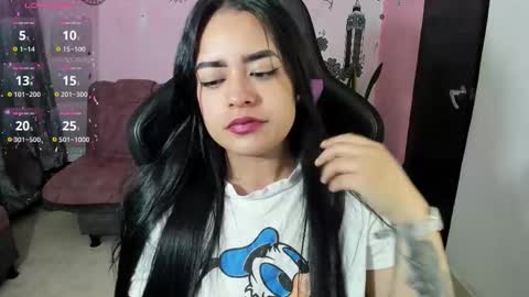 Snapshot of vio_let_ chatting on 27, 10, 2025 Daniela online show from 27, 10, 2025