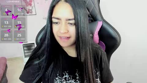 Snapshot of vio_let_ chatting on 4, 11, 2025 Daniela online show from 4, 11, 2025