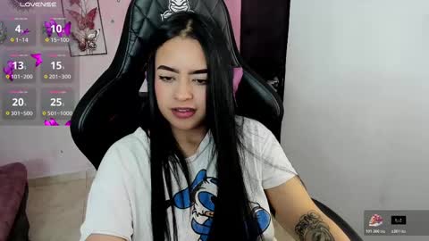 Snapshot of vio_let_ chatting on 8, 11, 2025 Daniela online show from 8, 11, 2025