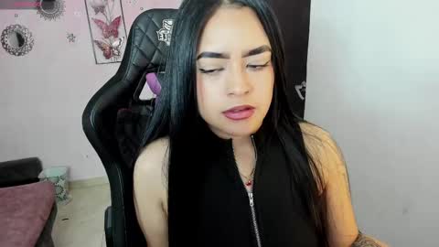 Snapshot of vio_let_ chatting on 16, 11, 2025 Daniela online show from 16, 11, 2025