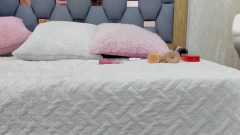 Snapshot of violeet_gray chatting on 8, 3, 2025 violeet_gray online show from 8, 3, 2025