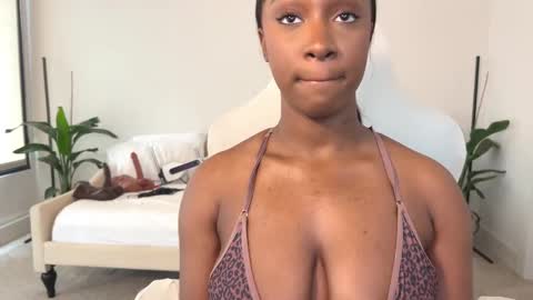Snapshot of violet6xft chatting on 10, 2, 2025 Fantasy Black Girl online show from 10, 2, 2025