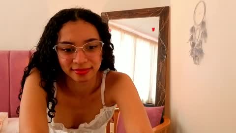 Snapshot of violet__15 chatting on 4, 5, 2026 violet__15 online show from 4, 5, 2026