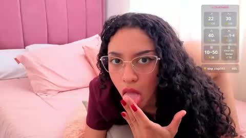 Snapshot of violet__15 chatting on 11, 5, 2026 violet__15 online show from 11, 5, 2026