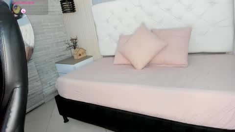 Snapshot of violet___fox chatting on 21, 11, 2025 Violet online show from 21, 11, 2025