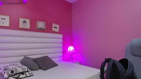 Snapshot of violet_sinclair chatting on 26, 5, 2026 violet_sinclair online show from 26, 5, 2026