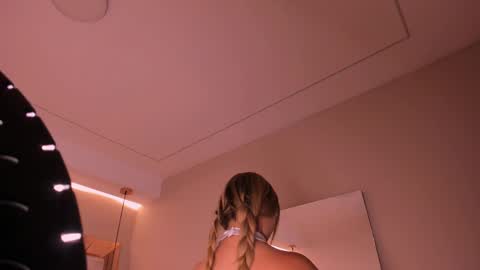 Snapshot of violeta_abel chatting on 8, 10, 2025 Violeta online show from 8, 10, 2025