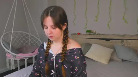 Snapshot of violeta_paul chatting on 5, 7, 2026 Violeta online show from 5, 7, 2026