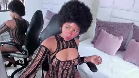 Snapshot of violeta_ruizz chatting on 14, 11, 2025 Violeta Ruiz online show from 14, 11, 2025