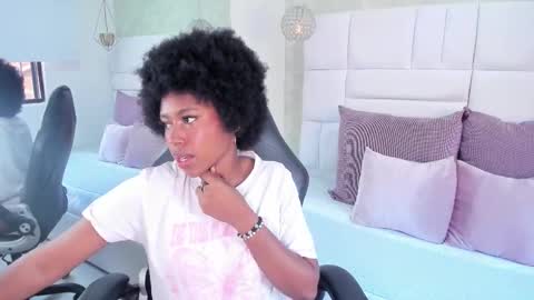 Snapshot of violeta_ruizz chatting on 18, 11, 2025 Violeta Ruiz online show from 18, 11, 2025