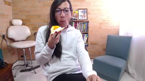 Snapshot of violetagomez_co chatting on 15, 12, 2025 Violeta Gmez online show from 15, 12, 2025