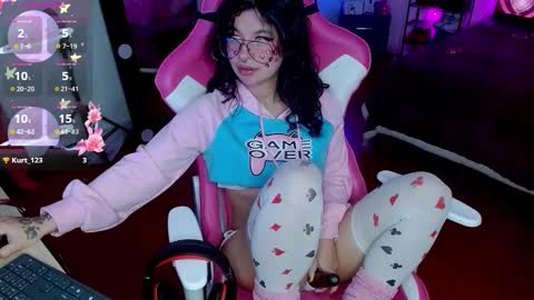 Snapshot of violetqs chatting on 17, 10, 2025 online show from 17, 10, 2025