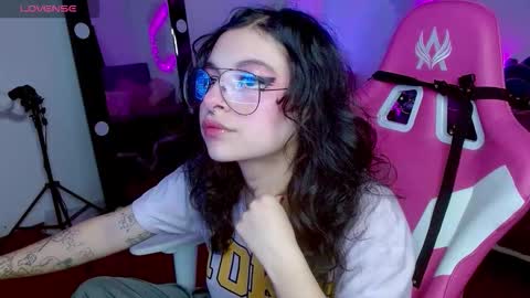 Snapshot of violetqs chatting on 19, 10, 2025 online show from 19, 10, 2025