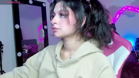 Snapshot of violetqs chatting on 23, 10, 2025 online show from 23, 10, 2025