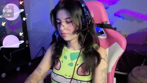 Snapshot of violetqs chatting on 19, 11, 2025 online show from 19, 11, 2025