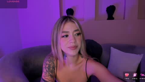 Snapshot of violetthansson chatting on 2, 5, 2026 Violett online show from 2, 5, 2026