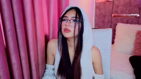 Snapshot of viollettebylyly chatting on 12, 10, 2025 viollettebylyly online show from 12, 10, 2025