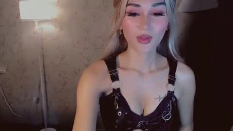 Snapshot of virgenpearl chatting on 23, 10, 2025 Pearl online show from 23, 10, 2025