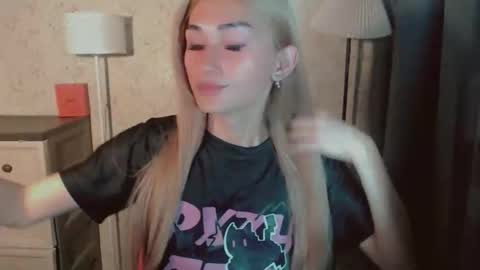 Snapshot of virgenpearl chatting on 26, 11, 2025 Pearl online show from 26, 11, 2025