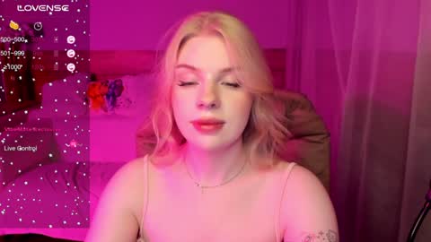 Snapshot of vivian_page chatting on 5, 12, 2024 Aurora online show from 5, 12, 2024