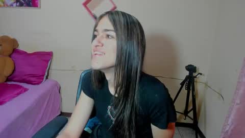 Snapshot of vivianalatin chatting on 5, 2, 2025 instagram Viviana73215 online show from 5, 2, 2025