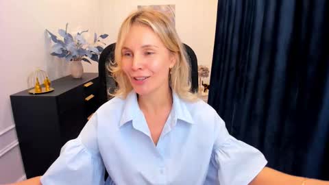 Snapshot of vivianlirei chatting on 1, 10, 2025 Sinti online show from 1, 10, 2025