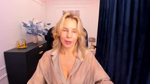Snapshot of vivianlirei chatting on 4, 10, 2025 Sinti online show from 4, 10, 2025