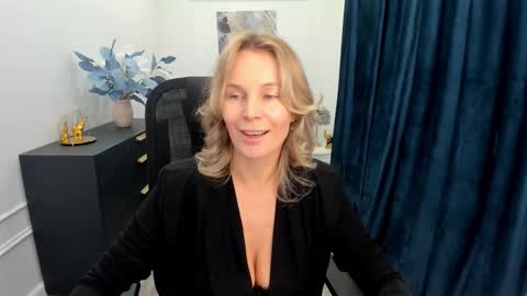 Snapshot of vivianlirei chatting on 9, 10, 2025 Sinti online show from 9, 10, 2025