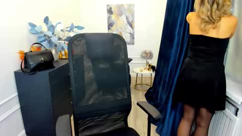 Snapshot of vivianlirei chatting on 15, 10, 2025 Sinti online show from 15, 10, 2025