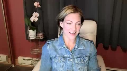 Snapshot of vivianluxe chatting on 27, 10, 2025 VivianLuxe online show from 27, 10, 2025