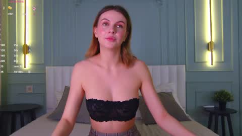 Snapshot of vivien_ronal chatting on 16, 5, 2026 Sophia online show from 16, 5, 2026