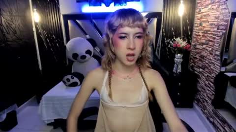 Snapshot of vivienne_hadid chatting on 26, 6, 2026 vivienne hadid online show from 26, 6, 2026