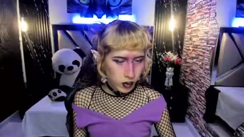 Snapshot of vivienne_hadid chatting on 27, 6, 2026 vivienne hadid online show from 27, 6, 2026