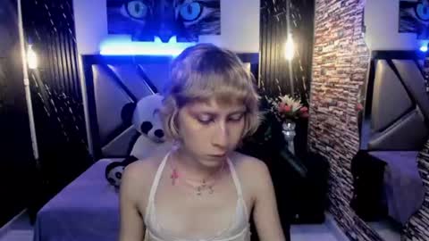 Snapshot of vivienne_hadid chatting on 5, 7, 2026 vivienne hadid online show from 5, 7, 2026
