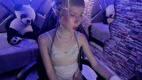 Snapshot of vivienne_hadid chatting on 17, 7, 2026 vivienne hadid online show from 17, 7, 2026