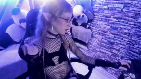 Snapshot of vivienne_hadid chatting on 19, 7, 2026 vivienne hadid online show from 19, 7, 2026