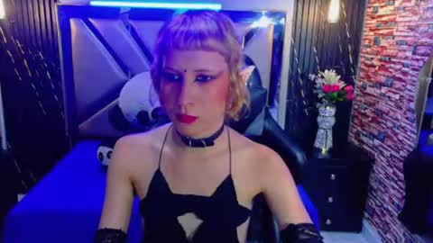 Snapshot of vivienne_hadid chatting on 27, 7, 2026 vivienne hadid online show from 27, 7, 2026