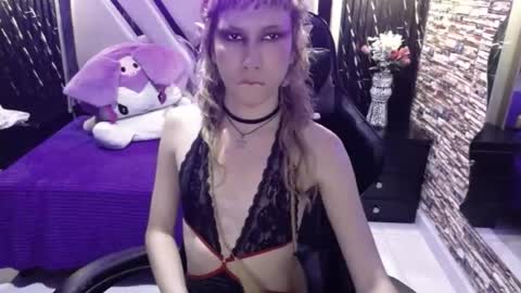 Snapshot of vivienne_hadid chatting on 8, 8, 2026 vivienne hadid online show from 8, 8, 2026
