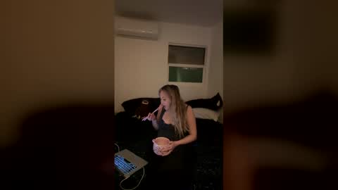 vonbombon online show from 15, 12, 2025