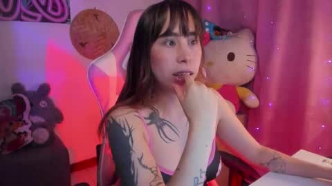 Snapshot of waifu_aika chatting on 17, 11, 2025 AIKA online show from 17, 11, 2025