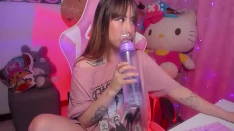 Snapshot of waifu_aika chatting on 19, 11, 2025 AIKA online show from 19, 11, 2025