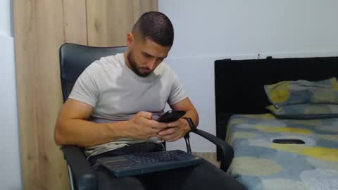 Snapshot of walter_brownn01 chatting on 12, 11, 2025 WALTER BROWN online show from 12, 11, 2025