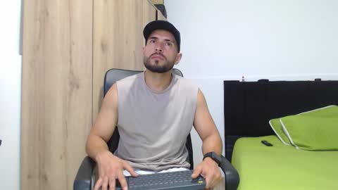 Snapshot of walter_brownn01 chatting on 22, 11, 2025 WALTER BROWN online show from 22, 11, 2025