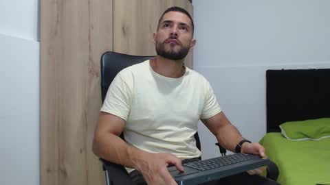 Snapshot of walter_brownn01 chatting on 26, 11, 2025 WALTER BROWN online show from 26, 11, 2025