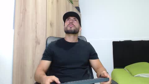 Snapshot of walter_brownn01 chatting on 27, 11, 2025 WALTER BROWN online show from 27, 11, 2025