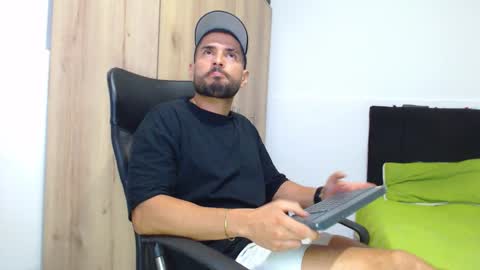 Snapshot of walter_brownn01 chatting on 28, 11, 2025 WALTER BROWN online show from 28, 11, 2025