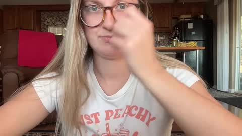 Snapshot of wanderlustjade chatting on 4, 12, 2024 Jade Adonis online show from 4, 12, 2024