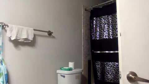 Snapshot of wetkyliecreams chatting on 10, 3, 2025 Kylie online show from 10, 3, 2025